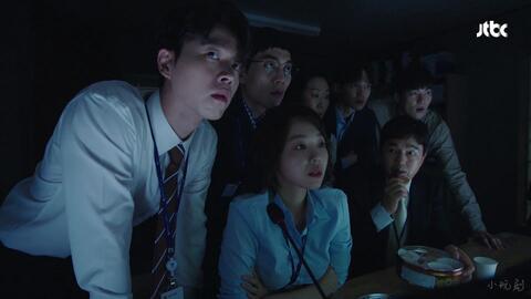 群众看戏吃瓜直播,群众看戏吃瓜,娱乐狂欢背后的社会现象