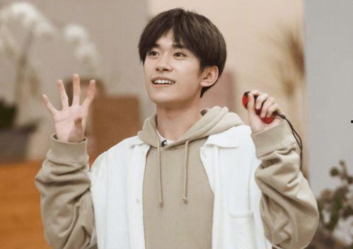 吃瓜群众千玺是谁,他是谁?背后的故事与成就